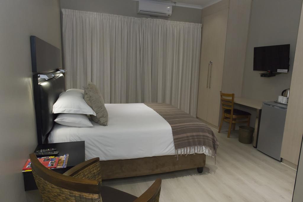 The Suburban Guest House Bloemfontein Zimmer foto