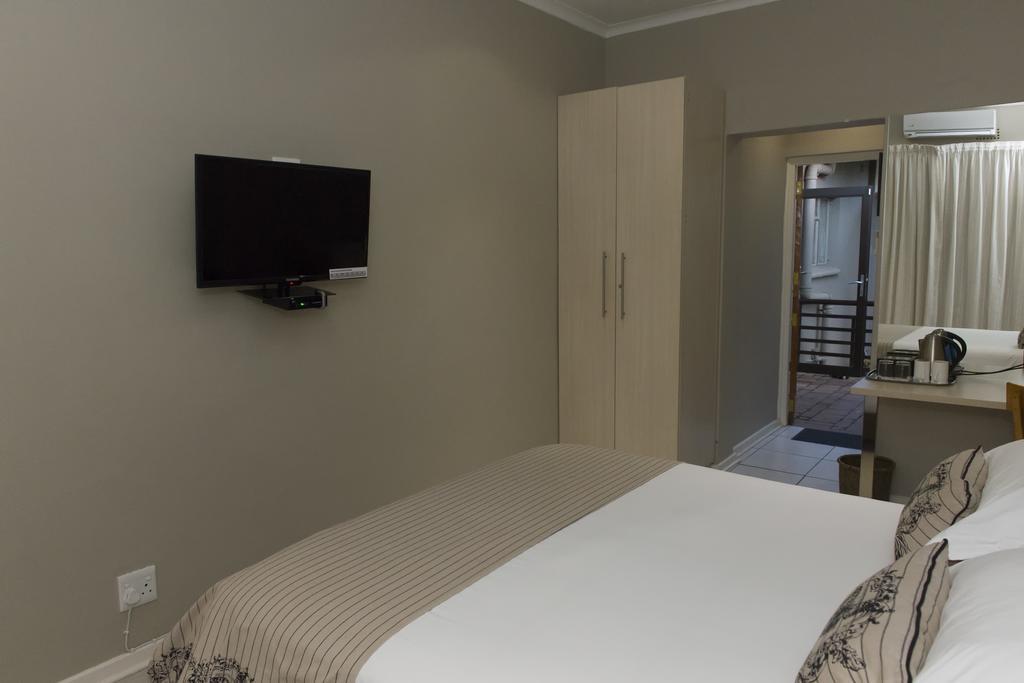 The Suburban Guest House Bloemfontein Zimmer foto