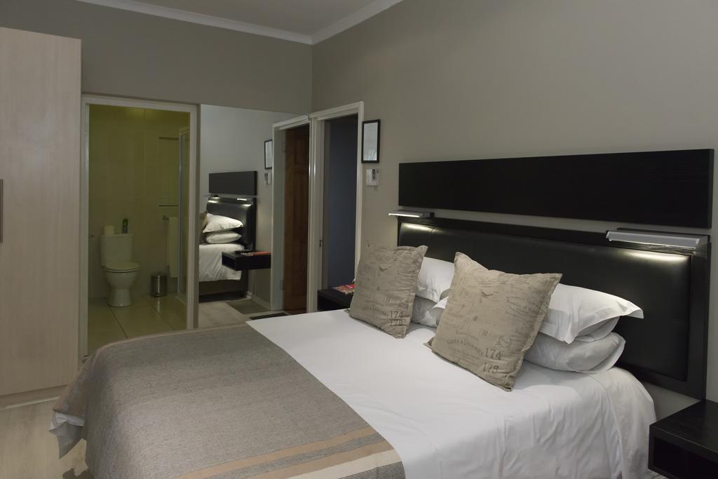 The Suburban Guest House Bloemfontein Zimmer foto